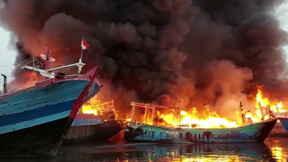 13 Kapal Nelayan Hangus Terbakar di Pelabuhan Tegal