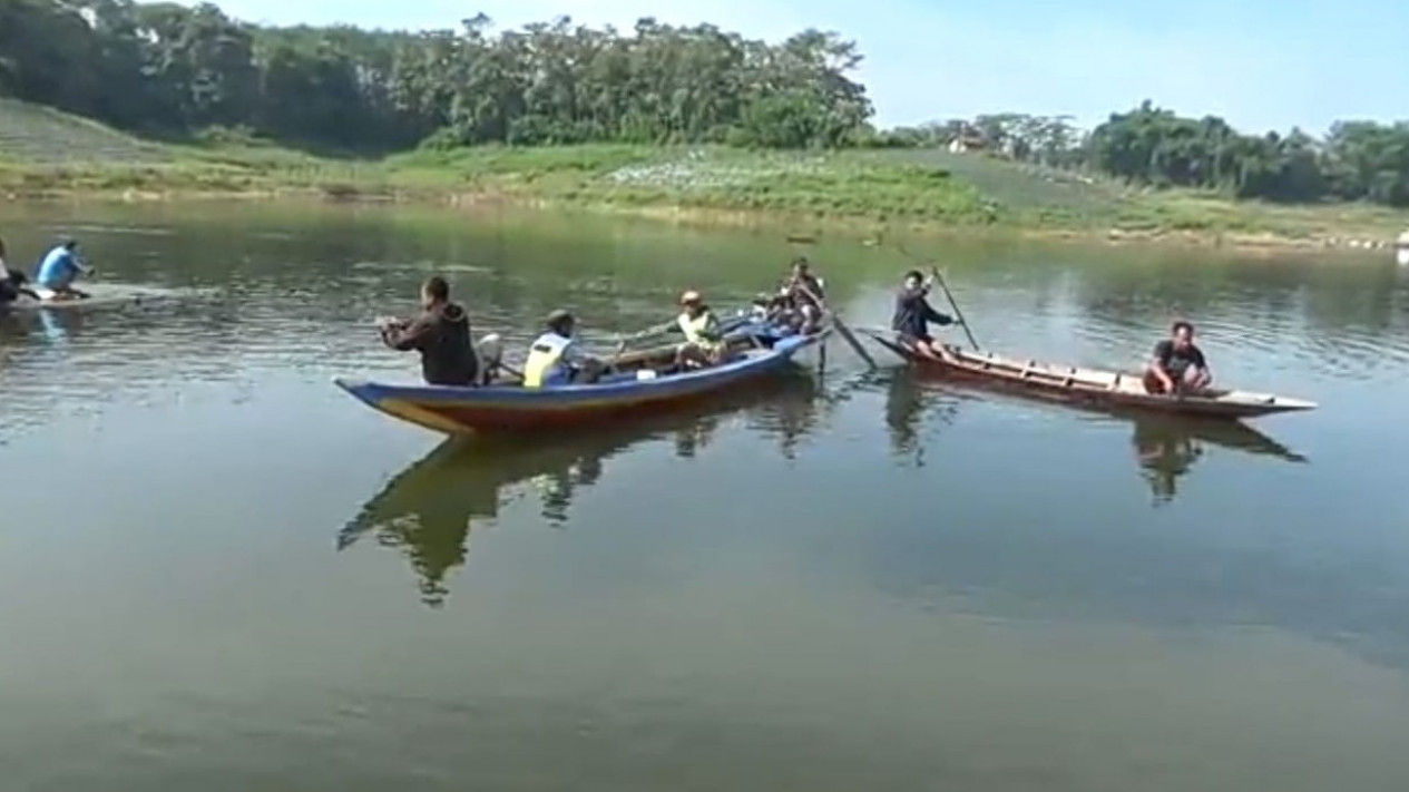 Maksud Hati Ngaliwet di Saung Apung di Waduk Saguling, Warga Bandung Barat Tenggelam
            - galeri foto
