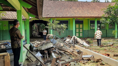 Pasca Diterjang Banjir Bandang Siswa SMA Negeri 1 Kemusu Belajar Secara Online