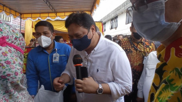 Tinjau Pasar Murah, Airlangga Hartarto Pastikan Minyak Goreng 1 Harga