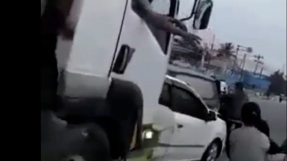 Diduga Karena Rem Blong, Truk Tangki Minyak Tabrak 4 Kendaraan di Lampung