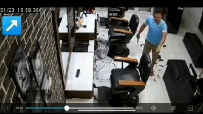 Viral! Pria di Jonggol Acungkan Celurit ke Tukang Cukur