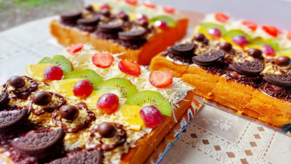 Kue Cake Potong, Toping Buah Warna Merah yang Diburu Warga Situbondo Jelang Imlek