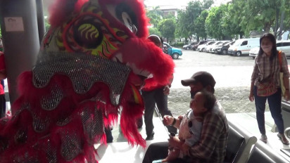 Jelang Imlek, Atraksi Barongsai Hibur Penumpang KA di Stasiun Gubeng Surabaya