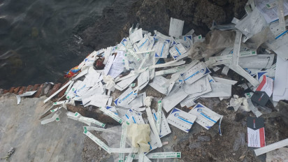 Memprihatinkan, Limbah Swab Antigen di Banyuwangi Dibuang ke Laut