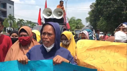 Tuntut Pembebasan 3 Warga yang Ditangkap Polisi, Emak-Emak Pesisir Demo di Polda Sultra