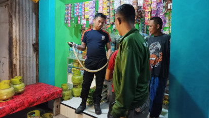 Ular Kobra Sembur Bisanya ke Petugas Damkar saat Evakuasi di Situbondo, Kamliadi Nyaris Buta