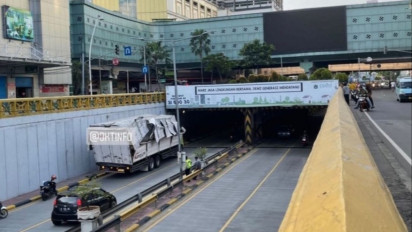 Truk Kontainer "Nyangkut" di Kolong Underpass Tanah Abang