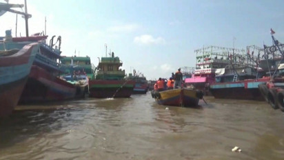 Masa Ijin Berlayar Habis Ratusan Kapal Ikan Bersandar di Alur Sungai Juwana