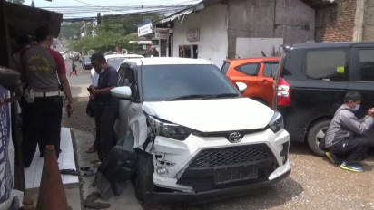 Begini Detik-detik Mobil Land Cruiser Seruduk Empat Kendaraan di Jatinangor Sumedang dan Buat Seorang Ibu dan Anaknya Terkapar