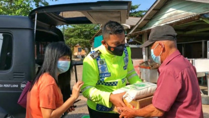 Perayaan Imlek, Bripka Zulhamsyah “Razia” Warga Tionghoa Kurang Mampu