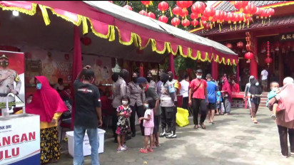 Rayakan Imlek, Kelenteng Hok Tik Bio Pati Bagikan Ribuan Paket Sembako