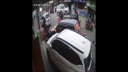CCTV Rekam Detik-detik Kecelakaan Minibus Tabrak Sejumlah Pengendara Sepeda Motor di Medan Hingga Tewas