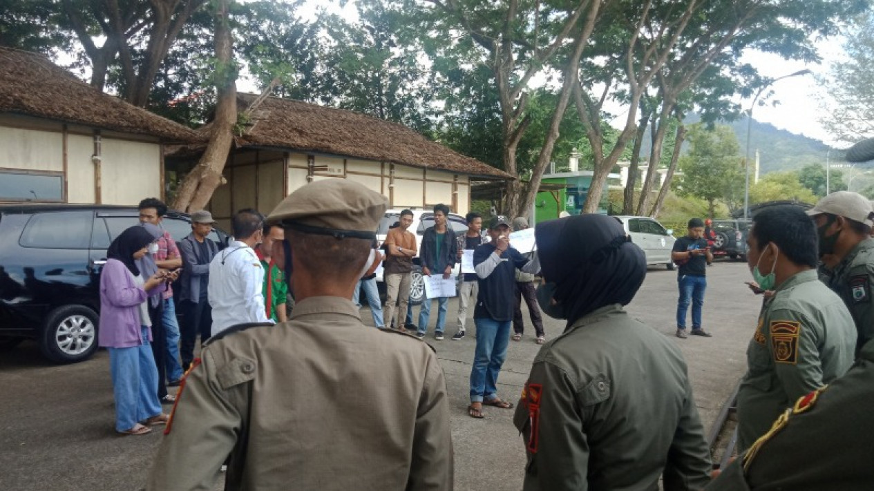 Tolak Pergantian Nama Bandara Tampapadang Puluhan Massa Geruduk Kantor DPRD
            - galeri foto