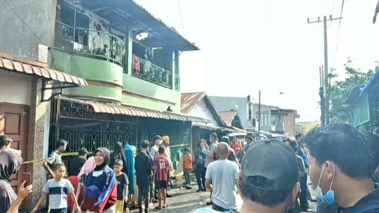Kedai Kelontong Jual Gas dan Minyak Goreng Ludes Terbakar, Satu Tewas
            - galeri foto