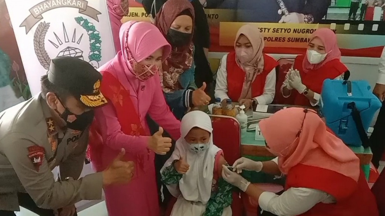 Ratusan Anak-Anak Sekolah Dasar Dapat Kado dari Kapolda NTB Usai Vaksin Covid-19
            - galeri foto