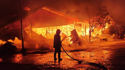 Kebakaran Hanguskan Ratusan Kios Kawasan Relokasi Pasar Johar Semarang