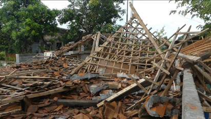 Hujan Badai Terjang Yogyakarta, Tiang Listrik dan Bangunan Joglo Ambruk