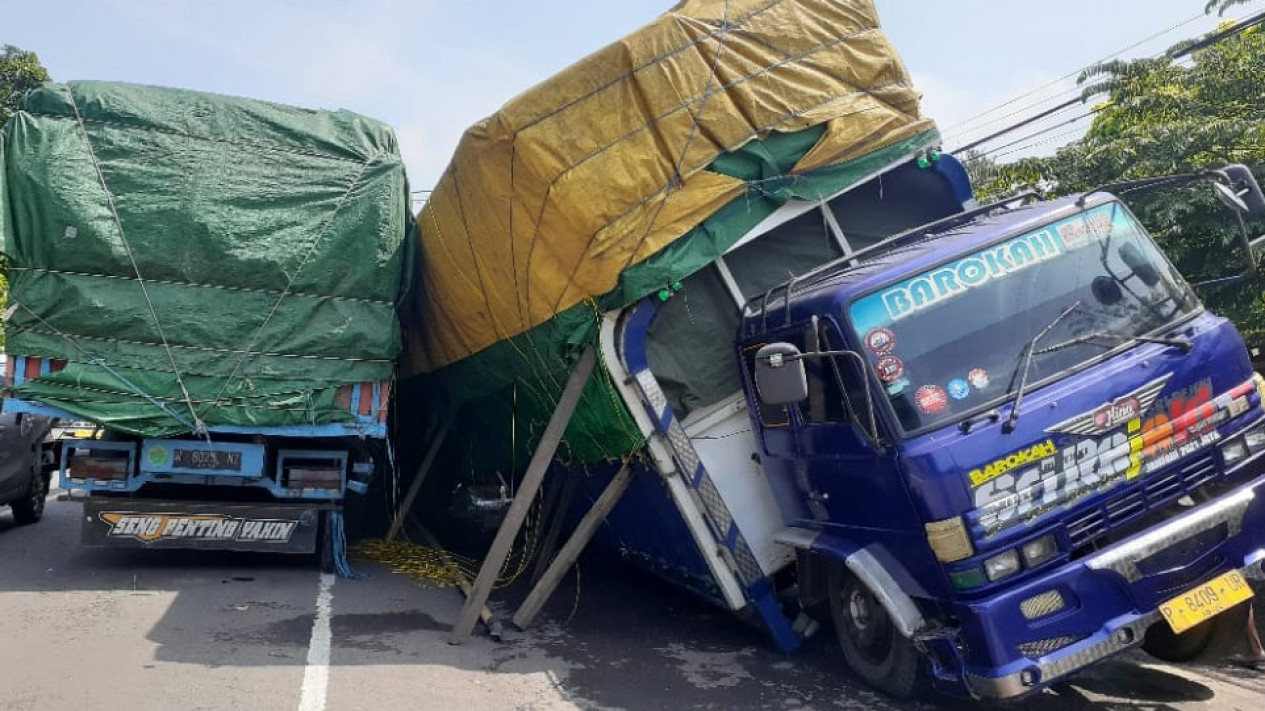 Bekas Galian Gas Ambles Di Jalur Lintas Selatan Kota Probolinggo, Truk Isi Paket Jakarta-Lombok Terguling
            - galeri foto