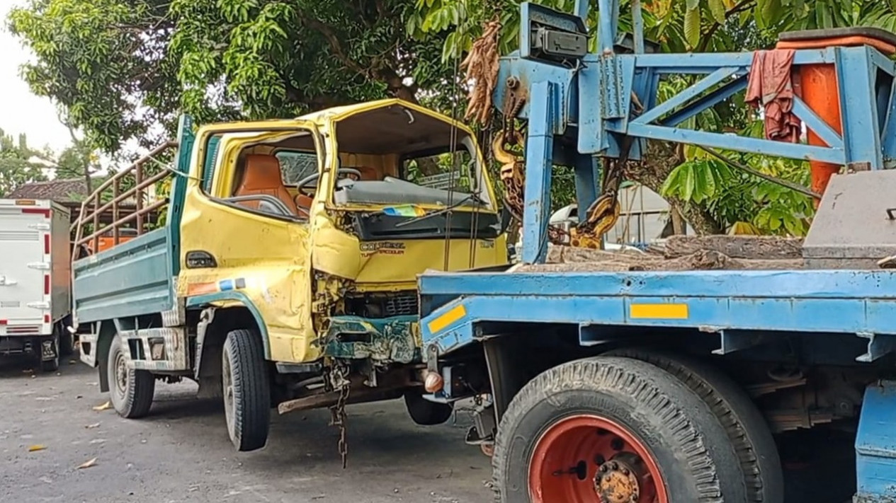Sebuah Truk Tabrak Tiang Telepon di Klaten, Sopir Terlempar ke Aspal
            - galeri foto