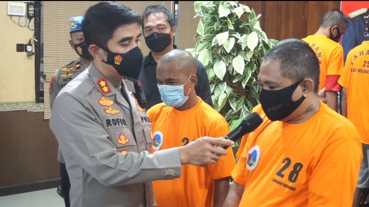 Polisi Ringkus Kernet Truk di Mojokerto yang Nyambi Edarkan Sabu ke Kalangan Sopir
            - galeri foto