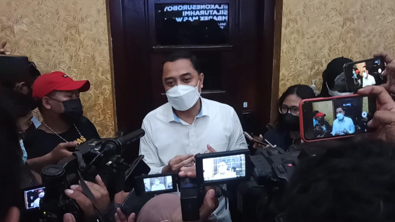 486 Warga Surabaya Positif Covid-19 Varian Omicron, Eri Minta Warga Patuh Prokes
            - galeri foto