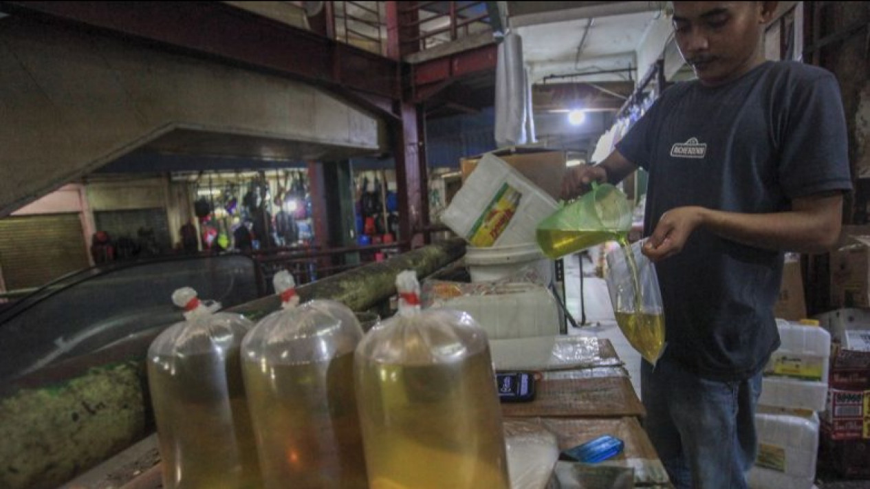 Kata Pak Menteri Lutfi  di Pasar Kramat Jati Sudah Ada Minyak Goreng Harga Rp 11.500 per Liter
            - galeri foto