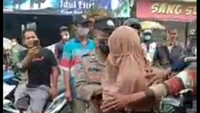 Heboh Video Penangkapan Seorang Perempuan Belanja Pakai Uang Palsu di Banyumas