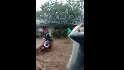 Pengendara Sepeda Motor Terseret Banjir di Batur Banjarnegara