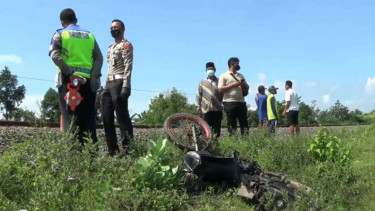 Terobos Perlintasan, Dua Pengendara Sepeda Motor Tewas Tertabrak Kereta Api Jurusan Semarang-Tegal di Kendal