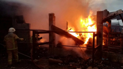 Kebakaran Landa Sebuah Gudang Plastik di Klaten Akibat Korsleting Arus Listrik