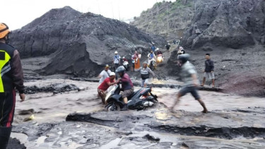 Tidak Ada Akses Lain, Warga Nekat Terobos Aliran Lahar Semeru