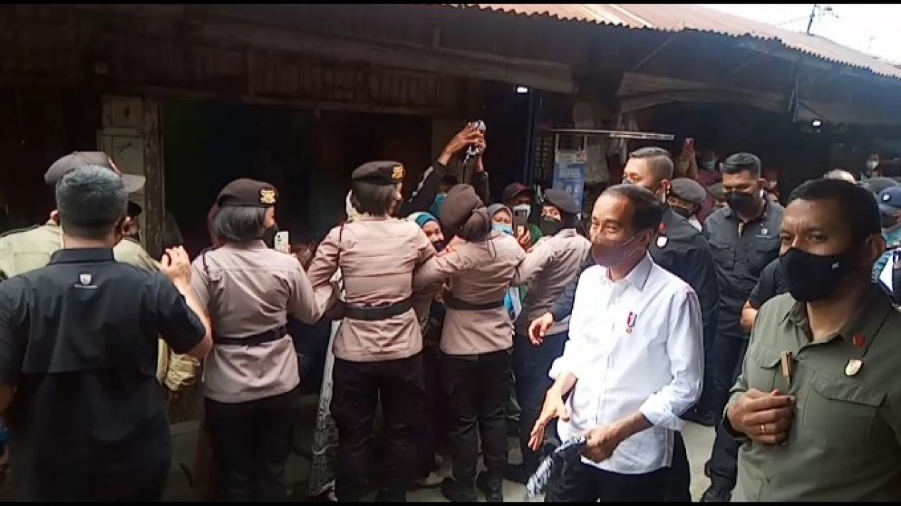 Jokowi Kunjungi Pasar Pagi Kebun Lada Binjai dan Sapa Pedagang
            - galeri foto