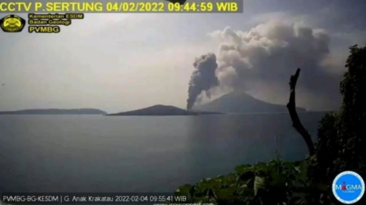 Gunung Anak Krakatau Erupsi Sebelum Gempa Banten M 5,5 Terjadi
            - galeri foto