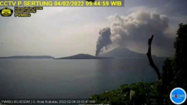 Gunung Anak Krakatau Erupsi Sebelum Gempa Banten M 5,5 Terjadi