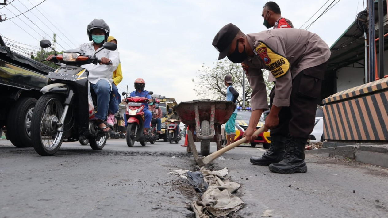 Rawan Kecelakaan, Polisi Cor Sendiri Jalan Berlubang di Atas Jembatan Jalur Pantura Gresik
            - galeri foto
