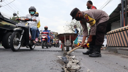 Rawan Kecelakaan, Polisi Cor Sendiri Jalan Berlubang di Atas Jembatan Jalur Pantura Gresik