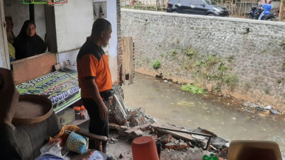Tanggul Sungai Legundi di Kota Probolinggo Longsor, Dua Bangunan Ambruk
