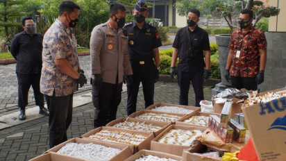 Polisi Gerebek Tempat Pengepakan Rokok Tanpa Pita Cukai Bernilai Rp 500 Juta di Sidoarjo