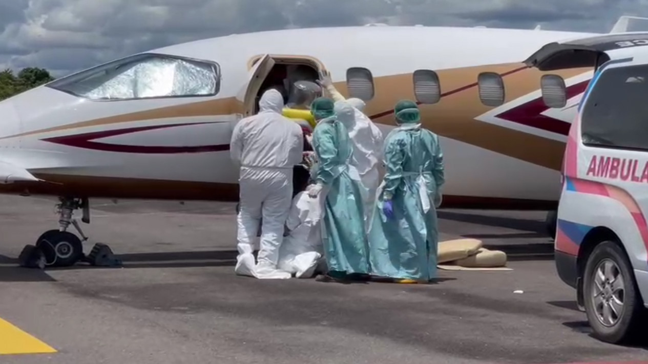 Pasien Covid-19 di Sampit, Dirujuk ke Surabaya Dengan Menggunakan Pesawat Sewaan
            - galeri foto