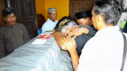 Isak Tangis Sambut Kedatangan Jenazah Korban DoubleO Sorong