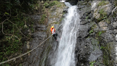 Pacu Adrenalin dengan Canyoning dan Cliff Jumping di Curug Aul Purbalingga