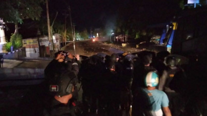 Pertanyakan Kasus Warga Tewas, Massa Blokade jalan di Sorong