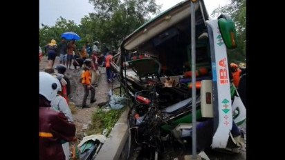 Breaking News, Bus Pariwisata Asal Solo Tabrak Tebing di Imogiri Bantul