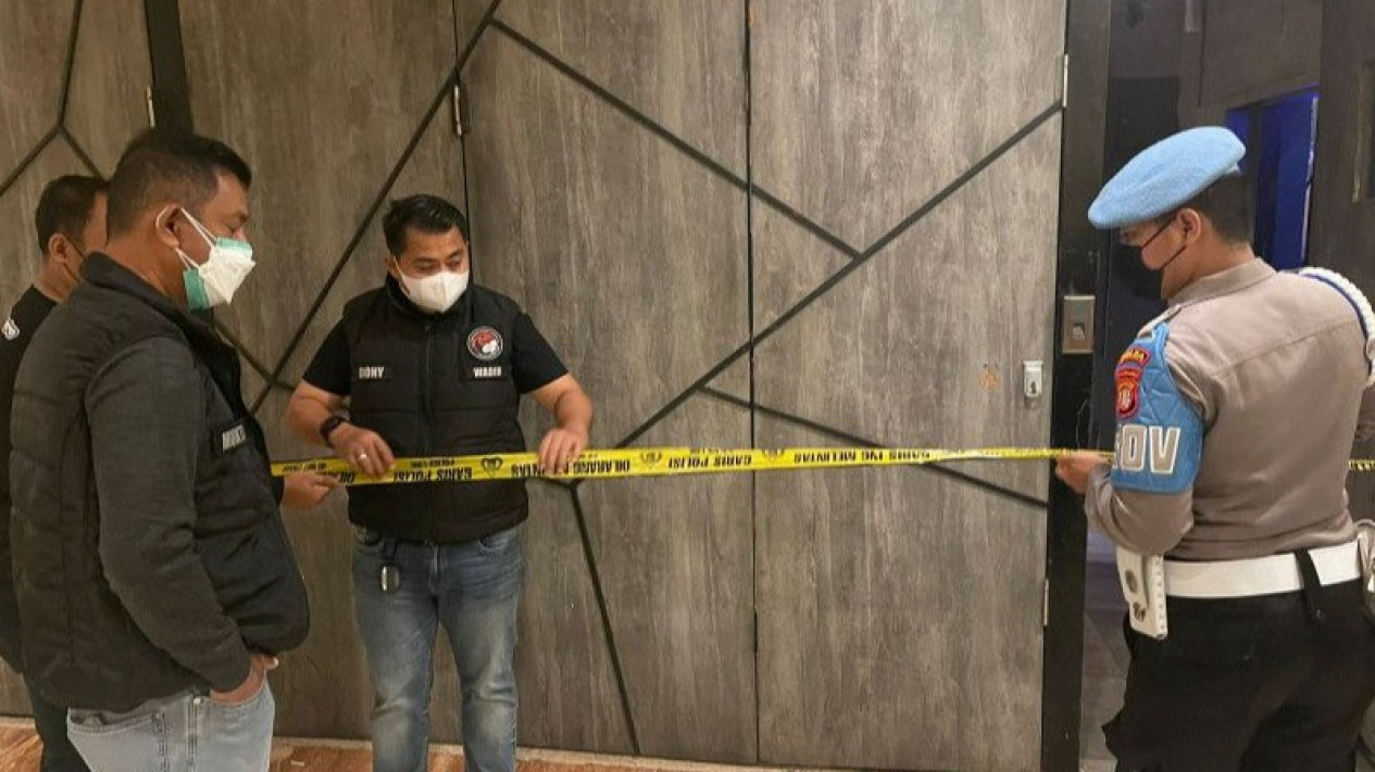 Apollo Bar and Lounge di Jaksel Disegel, Polisi: Aplikasi PeduliLindungi Digunakan Sebagai Formalitas
            - galeri foto