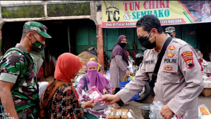 Covid-19 Meningkat, Polisi Patroli Bagikan Masker di Pasar Kembangsari Kab.Semarang