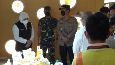 Stok Makin Langka, Gubenur Jatim Datangi Pabrik Minyak Goreng di Gresik Jawa Timur
