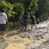 Bosan Menunggu Pemerintah Tepati Janji, Warga Salu Toraja Utara Swadaya Perbaiki Jalan Rusak
