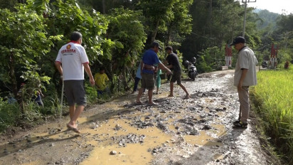 Bosan Menunggu Pemerintah Tepati Janji, Warga Salu Toraja Utara Swadaya Perbaiki Jalan Rusak