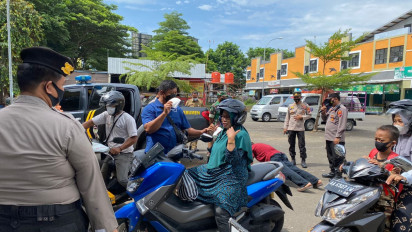 Kasus Covid-19 Meningkat, Polisi di Kebumen Sosialisasi Prokes dan Bagi Masker